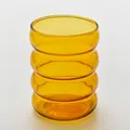 Vista dettagliata del bicchiere di vetro ambrato a coste con design unico a bruco - 301-400ml / Marrone