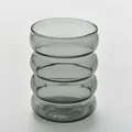 Vista dettagliata del bicchiere ondulato grigio fumo con un design unico a forma di bruco. - 301-400ml / Grigio