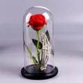 Gothic stijl geconserveerde rode roos met skelethand in een glazen koepel decoratie - Roos Glazen Koepel - Zwarte Basis (Met Skelet Hand - Geen Licht)
