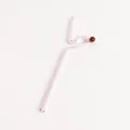 Künstlerischer rosa gebogener Glasstrohhalm mit brauner Perle auf weißem Hintergrund - Kunststil ZH-L (Kaffeepunktdekoration) / Rosa