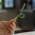 Künstlerischer Glasstrohhalm in Bernstein und Grün mit handgehaltenem Design. - 圆环异形(E款) / 琥珀色+绿色