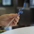 Handgefertigter blauer und klarer Spiral-Glasstrohhalm, hitzebeständiger Trinkhalm aus Glas - 螺旋弯曲(H款) / Transparent Blau