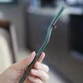 Eleganter kreativer gebogener Glasstrohhalm in Dunkelgrün mit bernsteinfarbener Perle - 不规则弯曲(I款) / 墨绿色+琥珀点