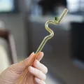 Kreativer gewellter Glastrinkhalm in Bernstein mit einer kleinen grünen Dekoperle dran - 波浪艺术(G款) / 琥珀色+绿色圆球