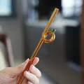 Künstlerischer bernsteinfarbener Glastrinkhalm mit gedrehtem Knotendesign und Perle - 螺旋艺术结(J款) / 琥珀色+绿色珠
