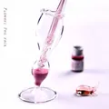 Elegante portaplumas de vidrio en forma de capullo de flor con tinta rosa - Estilo Capullo de Flor