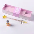 Elegantes Glas-Tauchfeder-Geschenkset mit Kirschblütendesign, Kristallen und Tinte - Strass Kleine Geschenkbox (Kirschblütenstift) / 1 Stift + 1 Tinte + 1 Ablage / Gelb