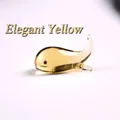 Vista detallada de un elegante soporte para plumas de cristal con forma de ballena - Forma Ballena-Amarillo Elegante