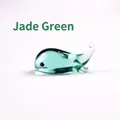 Primer plano de un reposaplumas de vidrio verde esmeralda con forma de ballena - Forma Ballena-Verde Esmeralda