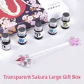 Elegantes Kirschblüten-Glasfeder-Set mit Blumenhalter und 5 bunten Tintenfläschchen - Transparenter Stift Große Geschenkbox / 1 Stift + 5 Tinten + 1 Ablage / Rosa