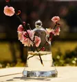 Primer plano de un moderno jarrón hidropónico de cristal transparente con flores - Estilo hp07 (Borde Ondulado Rayado) / 11x7cm