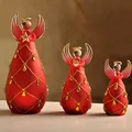 Dettaglio di tre angeli decorativi in vetro smerigliato rosso con finiture in oro - Stile Griglia a Rombi Rosso Oro (ts032)