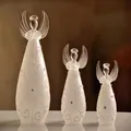 Vista dettagliata di tre statuette di angeli traslucidi smerigliati con misure specifiche in cm. - Stile Rilievo Curvo Bianco Latte (ts052)