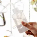 Botella de lavado de plástico translúcido con escala para suculentas y jardinería. - Water injector