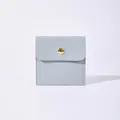 Astuccio per gioielli in velluto azzurro con bottone a pressione dorato per anelli - Celeste / 8x8cm