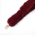 Detalle de correa de bolso de peluche rojo vino, suave hombrera con herrajes dorados - Burdeos