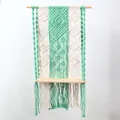 Detalle de estante de pared de macramé bohemio con cordón de algodón tejido verde. - 44*70 cm / Verde y Blanco Crema