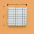 Detail einer 14x14 cm Steckplatte für 2,6 mm Bügelperlen mit praktischem Gitterlayout. - 52-Pin Bügelperlen Steckplatte mit Linien / 1.8mm