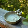 Detailansicht einer kreativen Keramik Blumenschale mit niedlichen Vögeln am Rand platziert. - Porenfreier Vogeltopf Handwerk / Ohne Bohrung