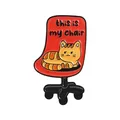 Grappige emaille speld met oranje kat op rode bureaustoel voor kattenliefhebbers cadeau - Dit Is Mijn Stoel (QHXZ5857)