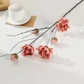 Detailaufnahme künstlicher Schmetterlingsblumen-Zweig, elegante rosa Seidenblumendekor. - Verwelkter Zweig Alocasia - Rosenrosa