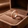 Nahaufnahme eines roségoldenen, drehbaren Spinner-Rings mit matter und polierter Oberfläche - Größe 5 / 4mm / Roségold