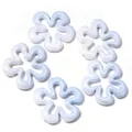 Primo piano di perline di fiori in acrilico sfumate blu chiaro per creazione di gioielli artigianali. - 32X34.5mm (Foro 2.4mm) / Sfumatura Blu e Bianca