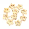Detalle de cuentas de estrella doradas con agujero grande, ideales para joyería DIY. - Estrella de cinco puntas / 50 Piezas / Oro KC