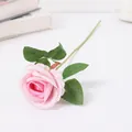 Primo piano di una singola rosa artificiale in velluto rosa con foglie verdi per decori. - Rosa di perle - Rosa