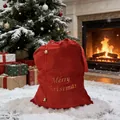 Detailansicht des großen roten Samt-Weihnachtsgeschenksacks mit goldener Merry-Textstickerei. - Weihnachtsgeschenktüte / L / Rot