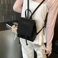 Stilvoller schwarzer Kunstlederrucksack für Damen, vielseitige Pendler- und Schultasche. - Schwarz Mit Kaninchenanhänger