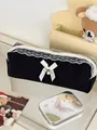 Estuche acolchado negro con borde de encaje blanco y lazo, bolsa de maquillaje compacta. - Estuche