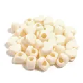 Primo piano dettaglio di perline sfuse in acrilico a forma di cuore per creazione gioielli. - Cuore / 50 Pezzi / Bianco avorio