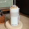 Nahaufnahme der weißen Edelstahl-Kaffeekanne auf einem gewebten Untersetzer - Kaffeetasse (YC-680) / 500ml / Weiß