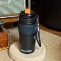 Detailansicht eines schwarzen isolierten Reisebechers mit Strohhalm und GOGO CUP Logo - Kaffeetasse (YC-680) / 500ml / Schwarz