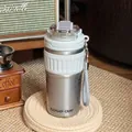 Nahaufnahme eines isolierten Kaffeebechers aus Edelstahl mit stilvollem GOGO CUP Logo - Kaffeetasse (YC-680) / 500ml / Silber