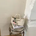 Elegante mini borsa tote in pelle martellata crema con un grazioso ciondolo a cavallo rosa - con portachiavi / Bianco