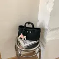 Elegante borsa tote in pelle nera testurizzata con un elegante ciondolo a forma di cavallo - con portachiavi / Nero