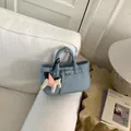 Mini borsa tote in pelle azzurra con un grazioso ciondolo a forma di cavallo alato rosa - con portachiavi / Blu