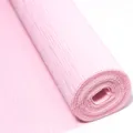 Primer plano de un rollo de papel crepé rosa claro, ideal para manualidades florales hechas a mano. - Ancho 50cm Largo 2.5m / Rosa Claro
