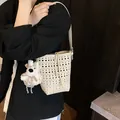 Elegante cremeweiße lasergeschnittene hohle Eimertasche für Damen mit süßem Plüschanhänger - Cremeweiß mit Anhänger