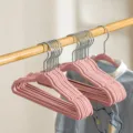 Rosa Samt Kinderkleiderbügel rutschfeste Flockbügel für Kinderkleidung im Kleiderschrank. - Kinder / Rosa