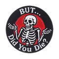 Broche en émail squelette rétro avec texte 'But Did You Die' pour la mode sombre - Style de Squelette Haussant les Épaules Impuissant (QHXZ5950)