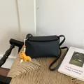 Piccola borsa a tracolla nera minimalista con ciondolo a forma di animale - Nero