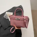 Elegante rosa Pendler Handtasche für Damen mit verstellbarem Schultergurt und Drehverschluss - Rosa
