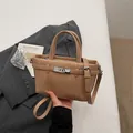 Kleine khakifarbene Handtasche mit Textur und Umhängeriemen für Damen - Khaki