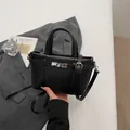 Elegante schwarze Lederhandtasche in Eimerform mit Silberschnalle für das Büro. - Schwarz