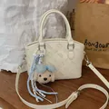 Sac bandoulière tendance style coréen avec adorable porte-clés en peluche et motifs gaufrés. - Avec Pendentif / Blanc Cassé