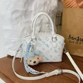 Sac à bandoulière blanc chic avec imprimé dessin animé bleu, adorable pendentif ours et sangle. - Avec Pendentif / Bleu