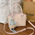 Sac à main bandoulière rose avec charmant pendentif ours, élégant sac pour femme au quotidien. - Avec Pendentif / Rose